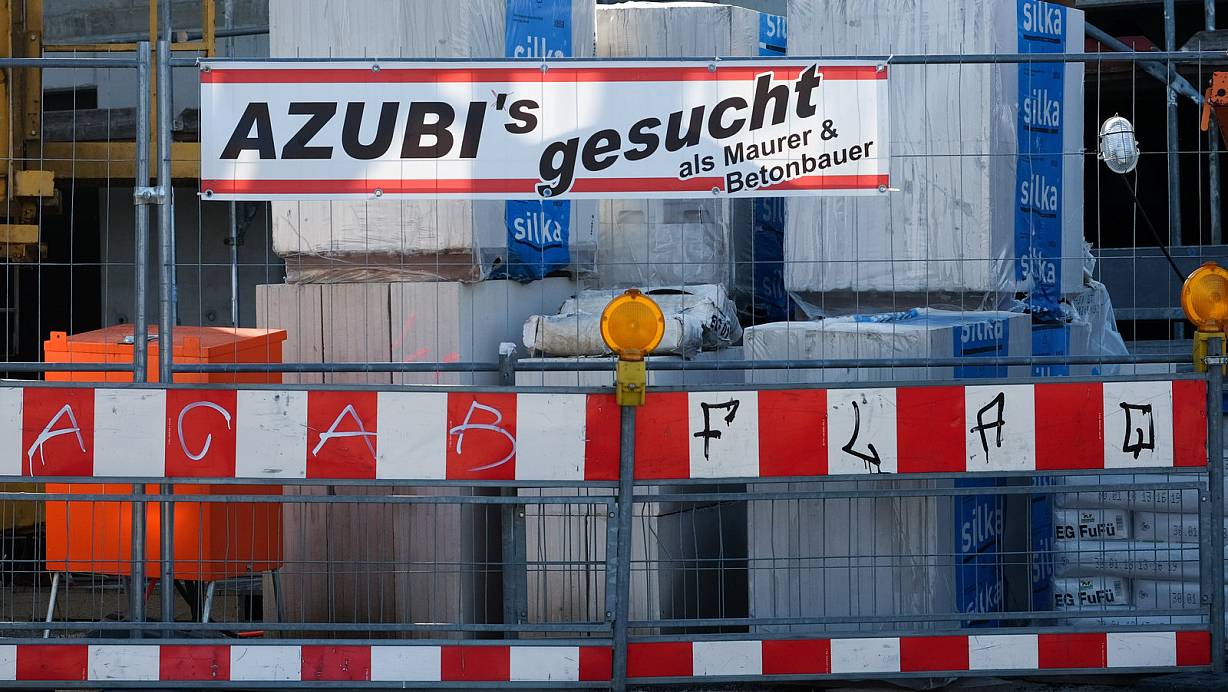 „Azubis gesucht": Der Spruch auf dem Banner gilt auch in Betrieben im Kreis Höxter.  | © picture alliance / Jens Kalaene/dpa-Zentralbild/dpa