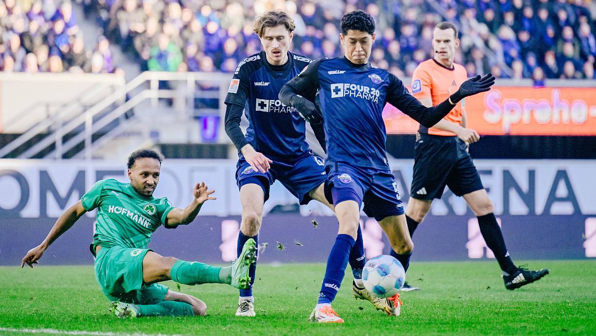 Santiago Castaneda (vorne r.) dürfte in die Paderborner Startelf zurückkehren. Teamkollege Calvin Brackelmann muss wohl erneut passen. Julian Green (l.) hatte bei Fürth zuletzt nur eine Jokerrolle inne. | © Besim Mazhiqi