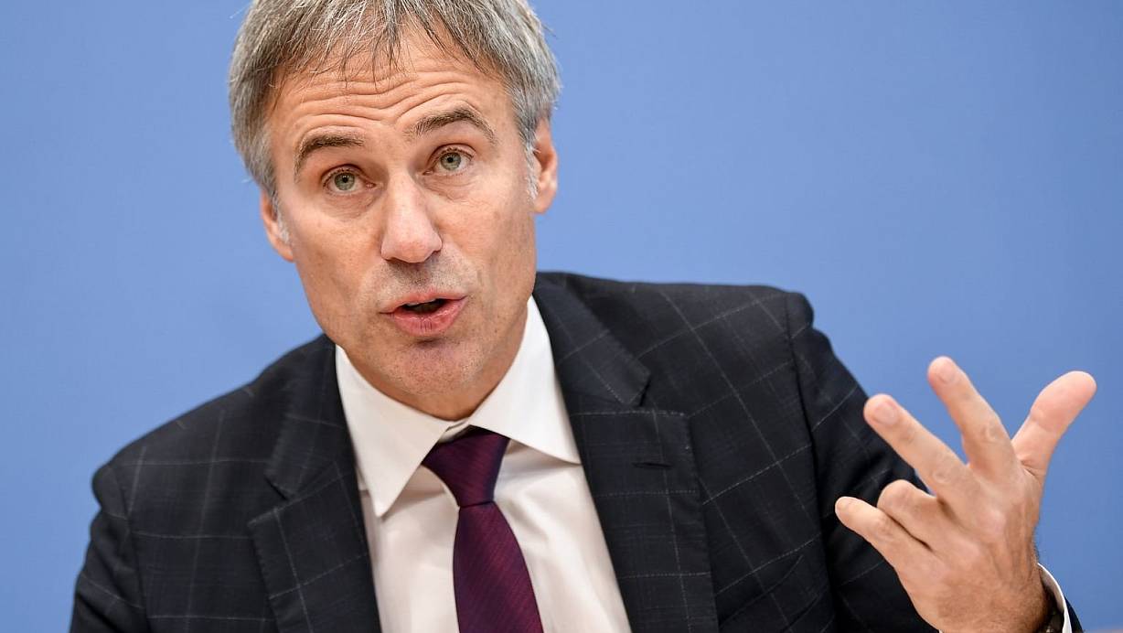 Achim Berg, Präsident Bitkom, spricht bei einer Pressekonferenz. Der Digitalverband Bitkom hat eine deutliche Verbesserung des Corona-Impfmanagements in Deutschland gefordert. | © Foto: Britta Pedersen/dpa-Zentralbild/dpa