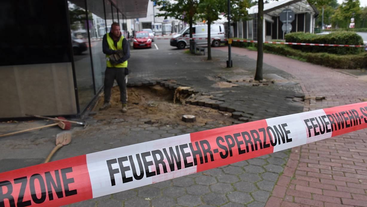 Da es sich bei dem gerissenen Rohr um eine PVC-Leitung handelt, dauern die Abpumparbeiten länger. | © Sara Mattana