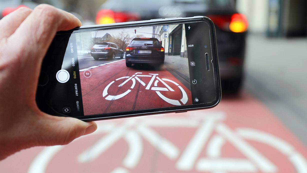 Alltägliches Ärgernis: Ein parkendes Auto blockiert den Radstreifen. | © picture alliance/dpa