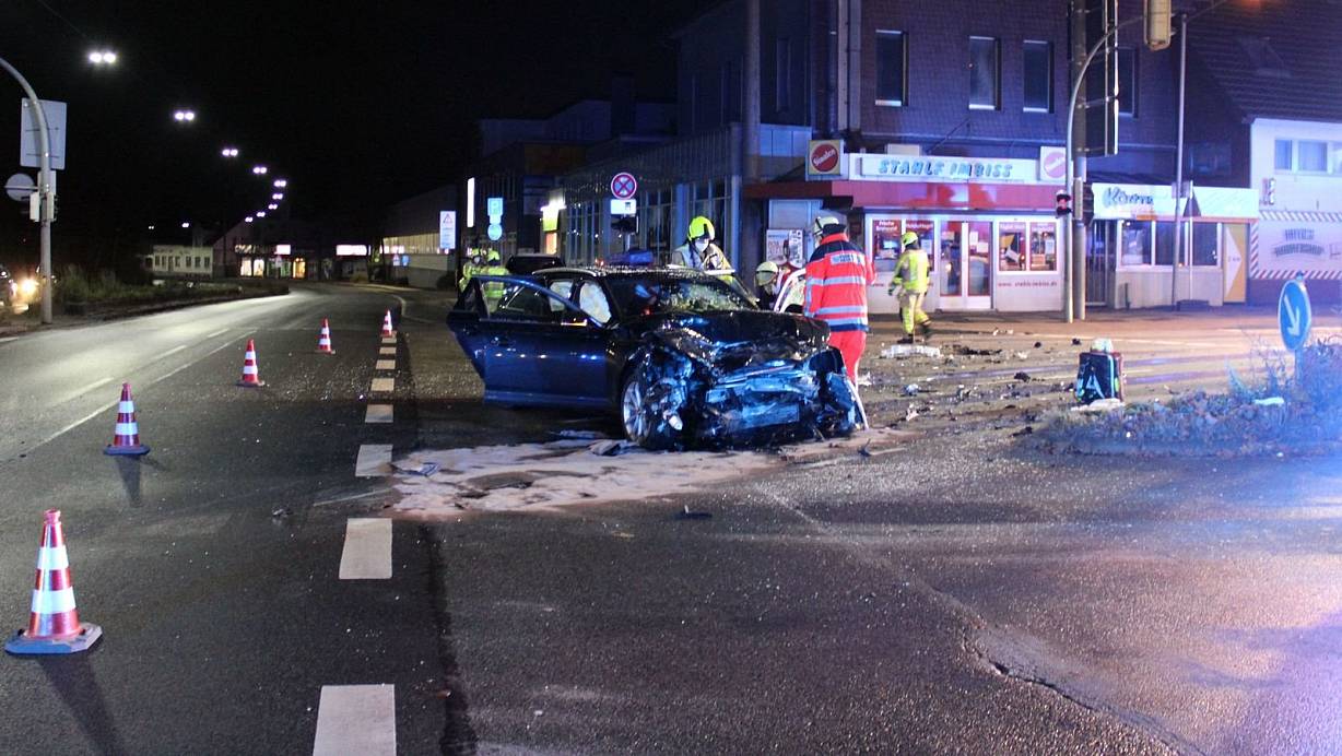 Der erheblich beschädigte Audi Avant des Bad Oeynhauseners wurde später abgeschleppt. | © Polizei Minden-Lübbecke