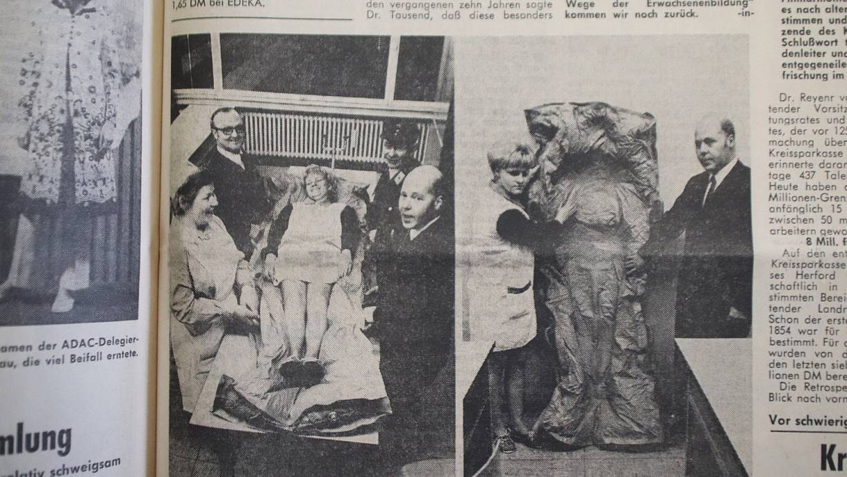 Auf dem Bild hat sich eine Mitarbeiterin des DRK auf die Vakuummatratze gelegt. Um sie herum stehen Agnes Kelle (v. l.), Verbandsarzt Dr. Klein, Fritz Abke und Rudolf Siekmann vom DRK. Rechts zeichnen sich die Konturen der Frau auf der Krankentrage ab. | © Björn Kenter
