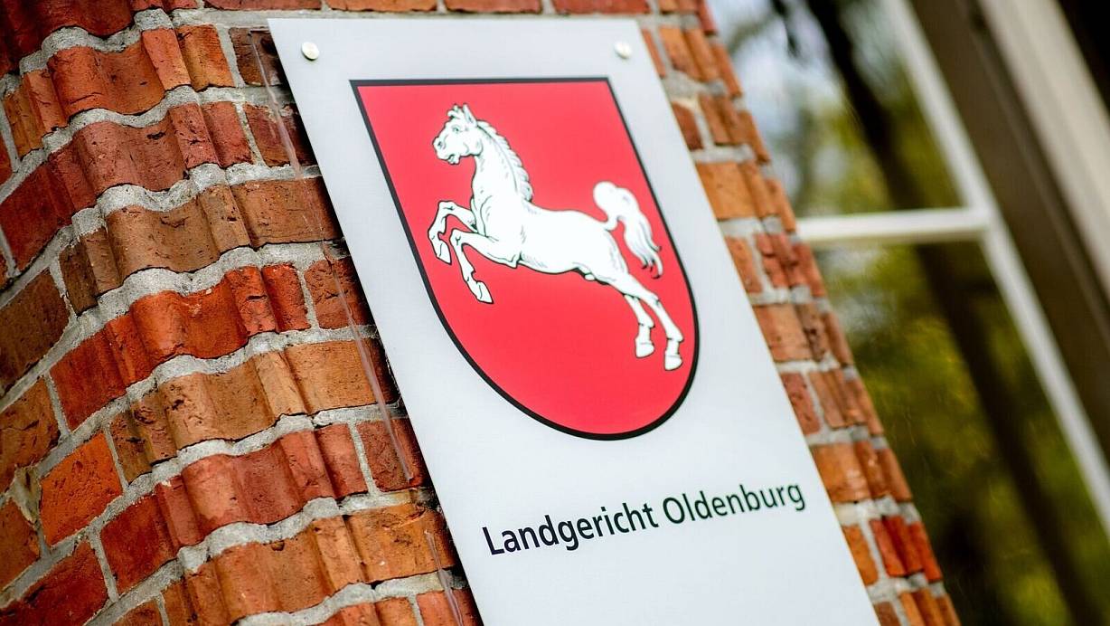 Ein Schild mit dem niedersächsischen Landeswappen hängt am Eingang zum Landgericht Oldenburg: Das Gericht verkündete das Urteil im Prozess gegen Högel-Vorgesetzte. | © Hauke-Christian Dittrich/dpa