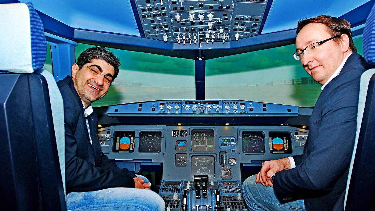 Echtes Cockpit: Ali-Reza Brojerdi (l.) bietet den Gästen des Flugplatzrestaurants "Check in" die Möglichkeit, einen professionellen Flugsimulator eines Airbus A 320 zu nutzen. David Blath weist als Flight-Instructor die Gäste ein und gibt Tipps. | © Gunter Held
