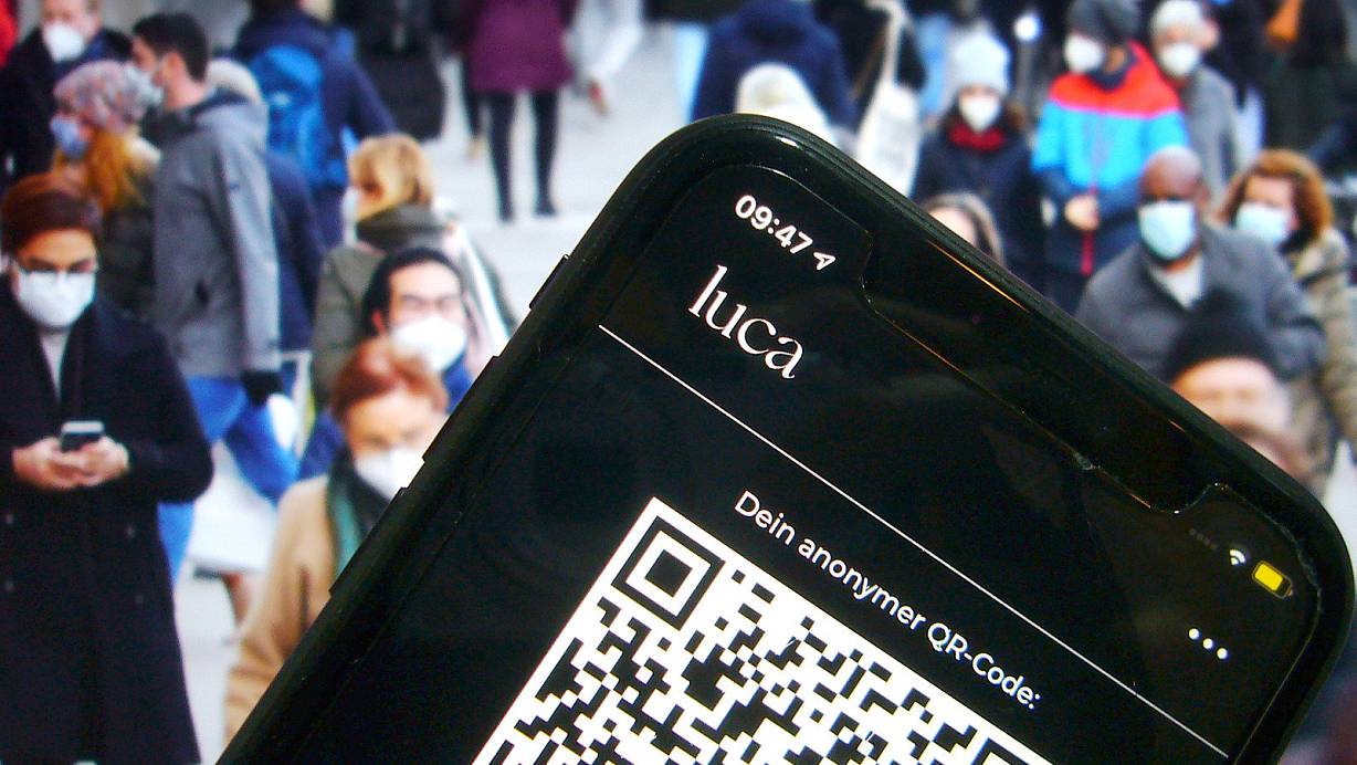 Für die digitale Kontaktnachverfolgung will der Kreis Höxter die Luca App nutzen. | © picture alliance/Sven Simon