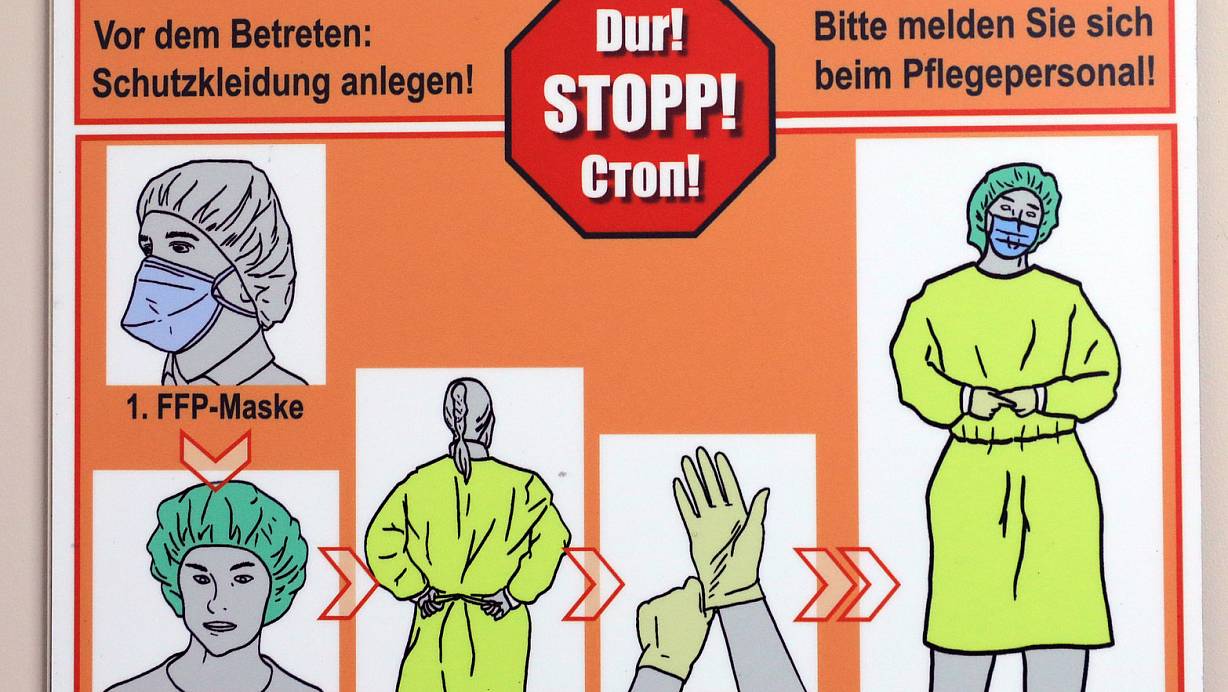 Ein Warnschild zeigt, wie Schutzkleidung angelegt wird. | © Frank-Michael Kiel-Steinkamp,Frank-Michael Kiel-Steinkamp