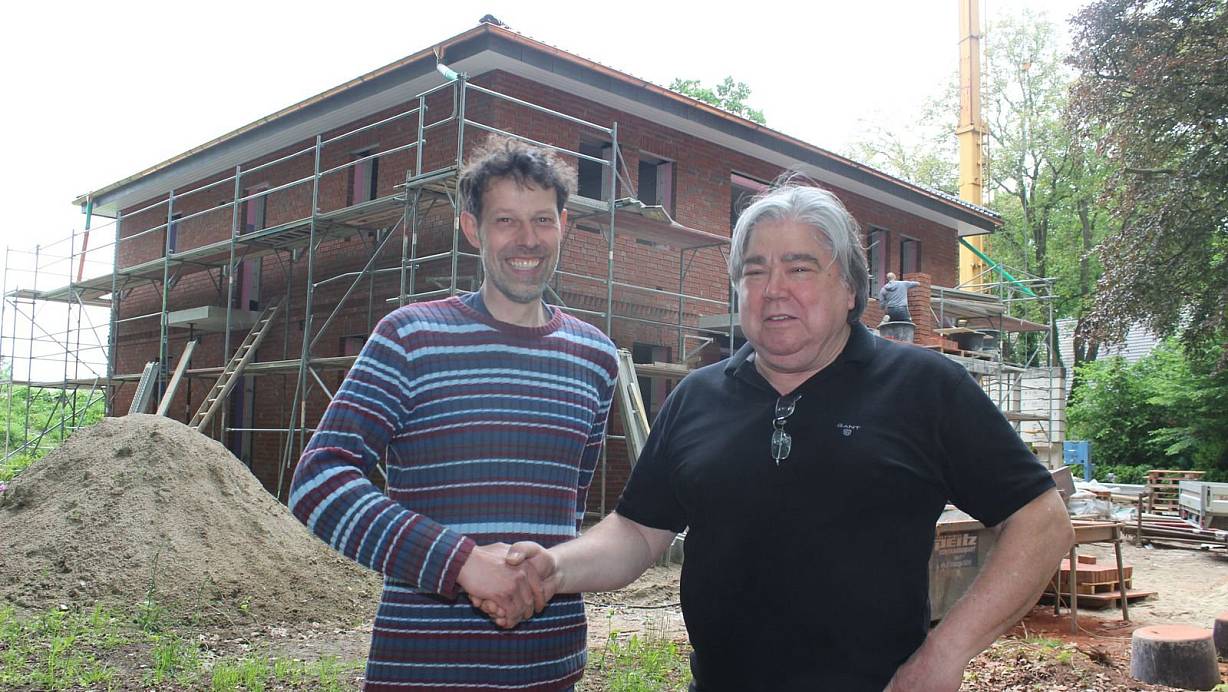 Auf eine gute Partnerschaft: Investor Josef Cord-to-Krax (l.) und der Hotelbetreiber Walter Neitzel vor dem geplanten Neubau in der Wiedenbrücker Straße. | © Franz Purucker