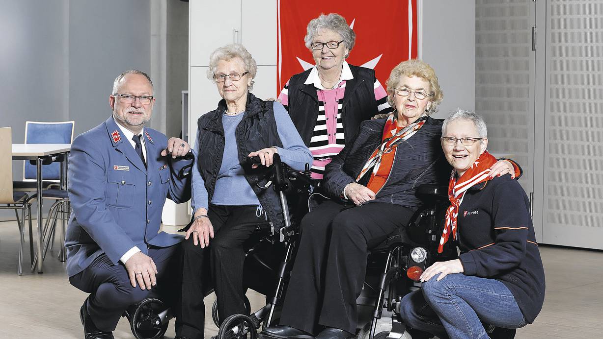 Sie laden ein: Christian Schlichter (links) und Monika Klein Franze (rechts) von den Maltesern mit den Seniorinnen Gisela Wulf, Thea Wickenkamp und Helene Jäger. | © Malteser / Klaus Externest