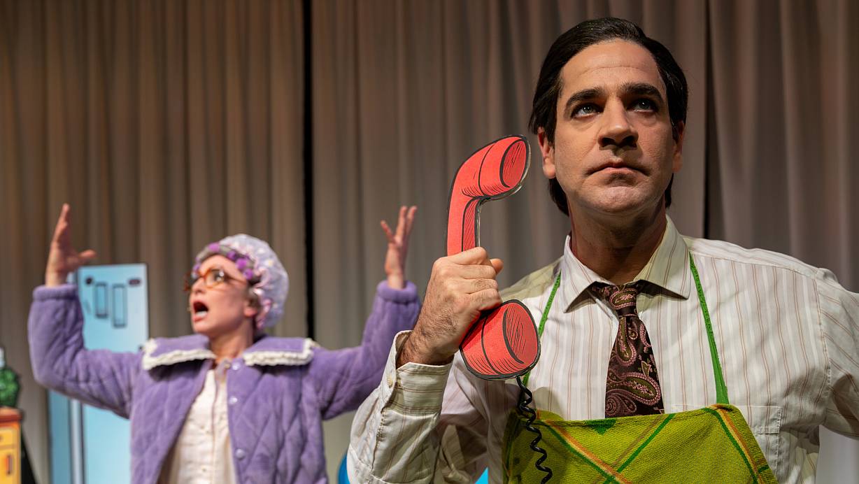 In dem Musical „No Way to Treat a Lady“ geht es unter anderem um den Polizisten Morris Bummel (Florian Soyka, r.) der noch bei seiner Mutter lebt. | © Tobias Kreft/Theater Paderborn