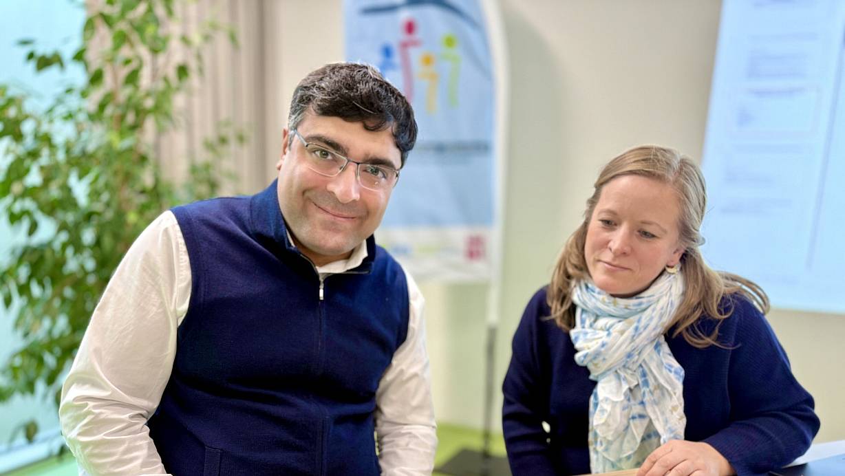 Rechtsanwalt Ridvan Ciftci und Quartiersmanagerin Friederike Kneip sprachen im Stadtteilzentrum Oberlohmannshof in Bielefeld mit den Mieterinnen und Mietern. | © Stefan Becker