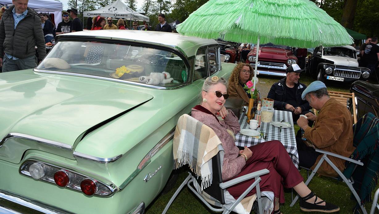 Beinahe im Minutentakt fahren chromblitzende US-Cars, Europäer und historische Motorräder auf das Gelände der Ostwestfalenhalle im Kreis Gütersloh. | © Karin Prignitz