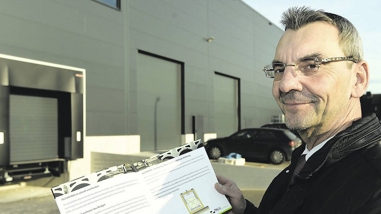 Vor dem künftigen Produktionsstandort: Markus Belte erklärt anhand eines Firmenprospektes seine neue Geschäftsidee für den Automobilbau. | © Marc Köppelmann