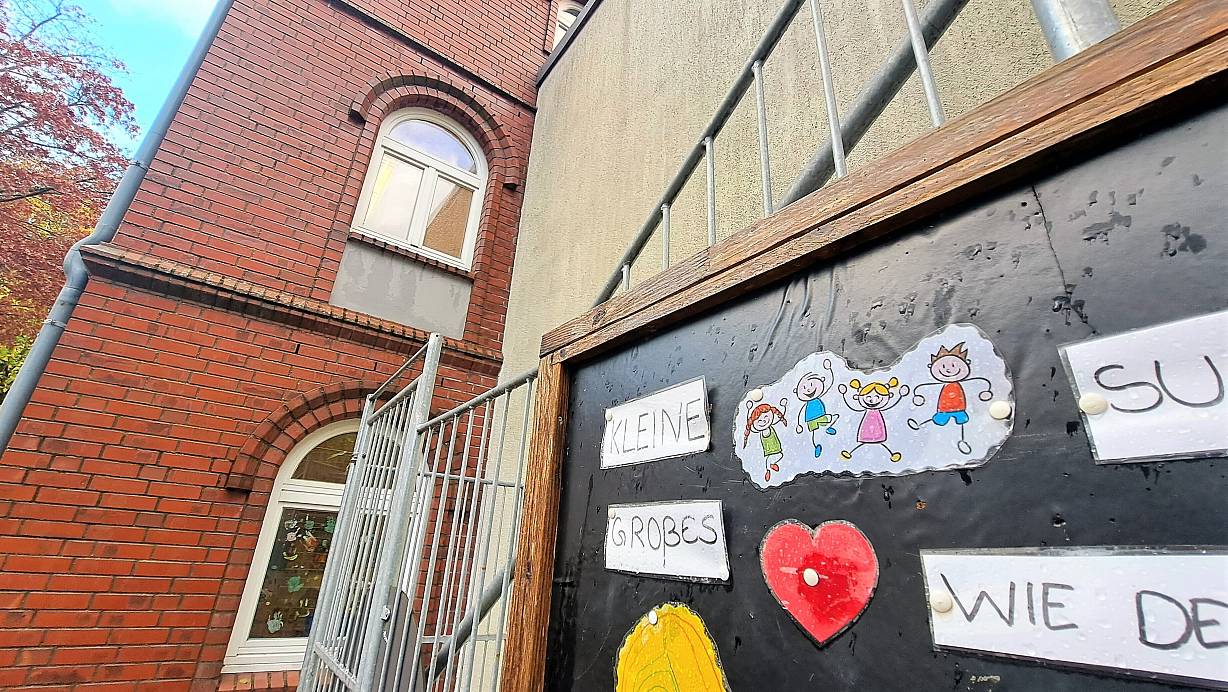 Die jungen Kinder der Kita Kunterbunt werden bald aus dem ehemaligen Gebäude der Stadtwerke im Altenhagen ... | © Madita Schellenberg