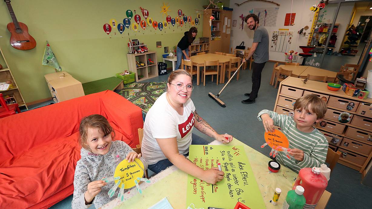 Die „Nestfalken“ bereiten sich voller Vorfreude auf Montag vor. Maike und Mitja (hinten) fegen, Fine (v. l.), die stellvertretene Kitaleiterin Melanie Sauer und Jost gestalten Plakate mit den wichtigsten Regeln. Klammern sollen die Personenanzahl begrenzen. Foto: Wolfgang Rudolf | © Wolfgang Rudolf