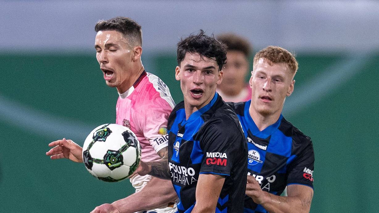 Bayers Álex Grimaldo hat es in dieser Szene mit den Paderbornern Marco Wörner und Laurin Curda zu tun. | © David Inderlied/dpa