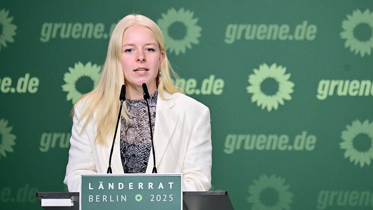 Jette Nietzard (Bündnis 90/Die Grünen), Bundessprecherin der Grünen Jugend, hat jetzt mit einer Pullover-Aufschrift für Ärger gesorgt. | © Sebastian Christoph Gollnow/dpa
