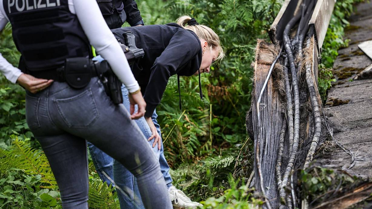 Im Sommer sorgte ein Brandanschlag auf eine Bahnstrecke bei Düsseldorf für Verspätungen der Züge. Die Folgen reichten bis nach OWL. | © Christoph Reichwein/dpa