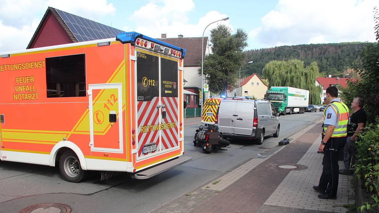 Unfall auf der B 64 in Höxter: Der verletzte Motoradfahrer wird im Rettungswagen ins Krakenhaus gebracht. | © Burkhard Batran