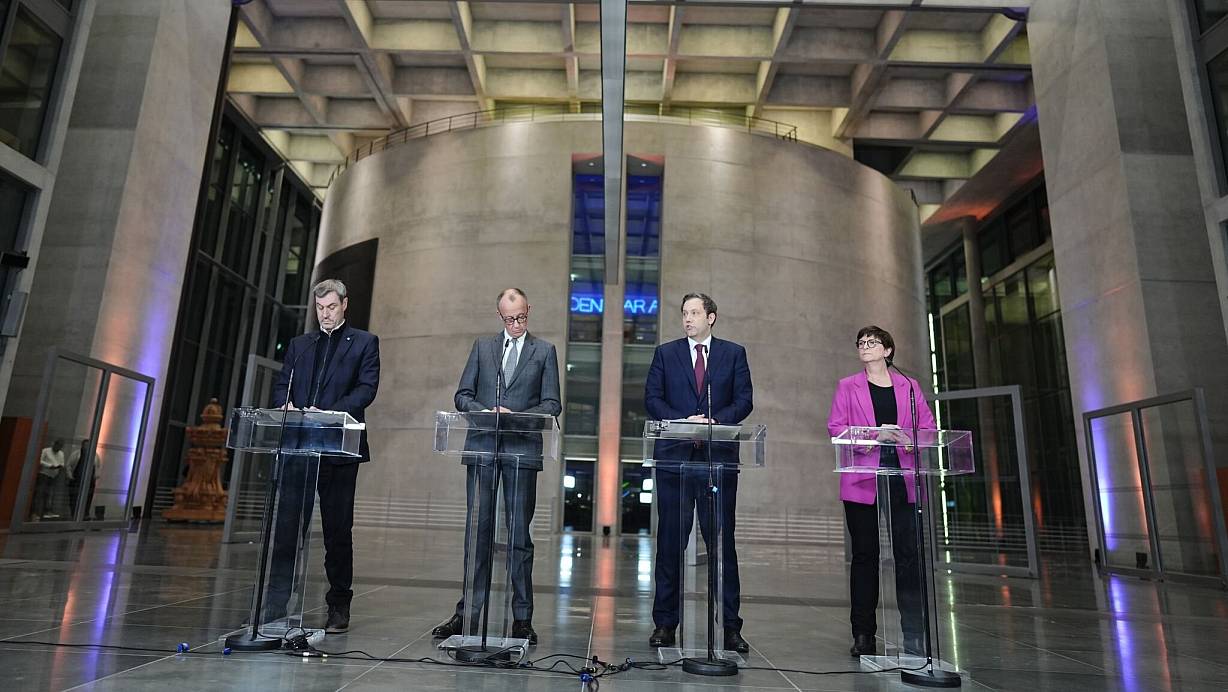 Markus Söder (l.-r.), Vorsitzender der CSU und Ministerpräsident von Bayern, Friedrich Merz, Kanzlerkandidat der Union, Lars Klingbeil, Fraktionsvorsitzender der SPD und Bundesvorsitzender, und Saskia Esken, Parteivorsitzende der SPD, bei ihrem Statement in Berlin. | © Kay Nietfeld/dpa