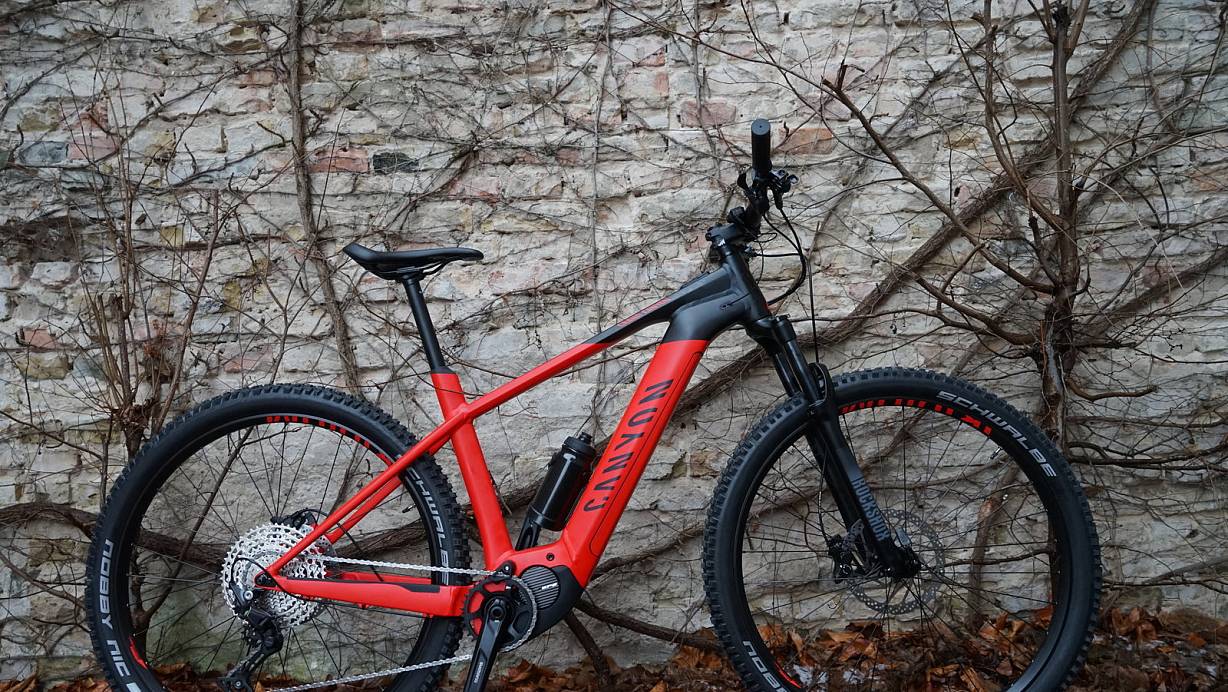 Hardtail mit Motor: Das Canyon Grand Canyon:ON AL 8.0 ist ein E-Mountainbike, das gegenüber den sogenannten Fullys am Hinterbau keine Dämpfung besitzt.  | © Stefan Weißenborn/dpa