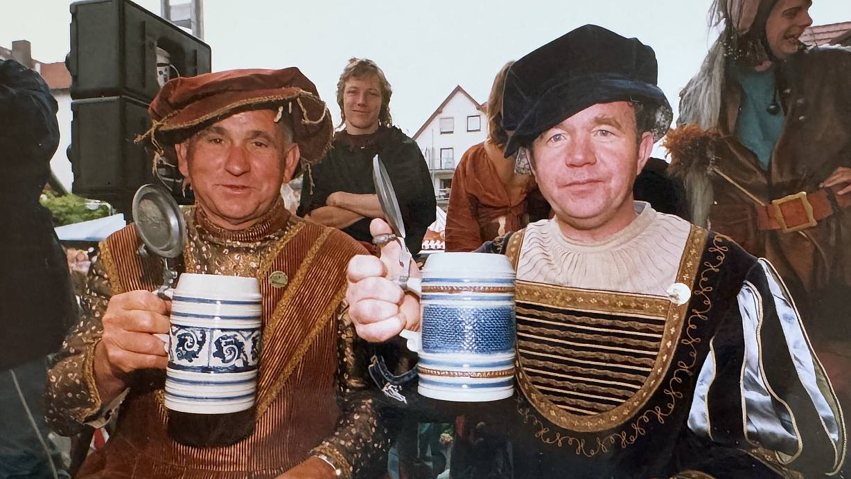 In historischer Tracht prosteten sich die Ratsherren Heinrich Wildfang und Johannes Wördehoff zu. | © NW/Sammlung Finke