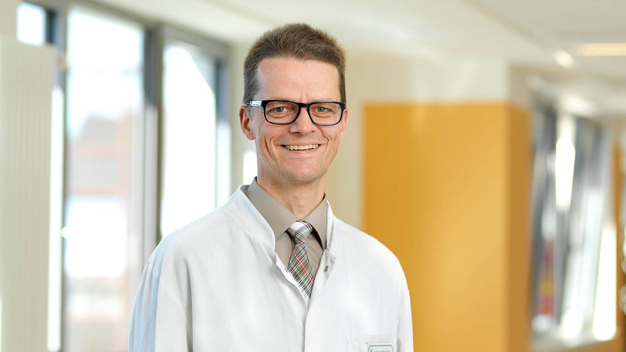 Martin Baur ist Chefarzt der Klinik für Anästhesiologie, operative Intensivmedizin und Schmerztherapie. Zudem ist er Ärztlicher Direktor der St. Vincenz-Krankenhaus GmbH und leitet den Corona-Krisenstab der Häuser. | © Matthias Groppe