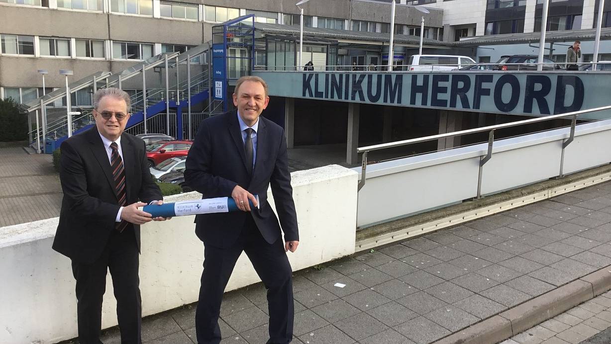 Armin S&uuml;lberg &uuml;bergibt Peter Hutmacher den Staffelstab. Mit dem neuen Vorstand des Klinikums Herford trifft er sich aber weiterhin einmal w&ouml;chentlich, um sein Wissen an Hutmacher weiterzugeben. | &copy; Corina Lass