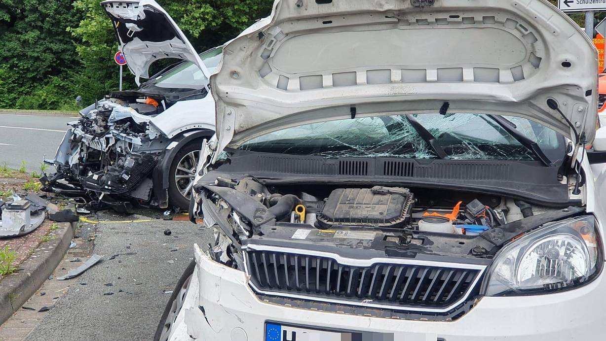 Die Fahrzeuge wurden bei dem Unfall auf der B64 in H&ouml;xter schwer besch&auml;digt. | &copy; Simone Kube