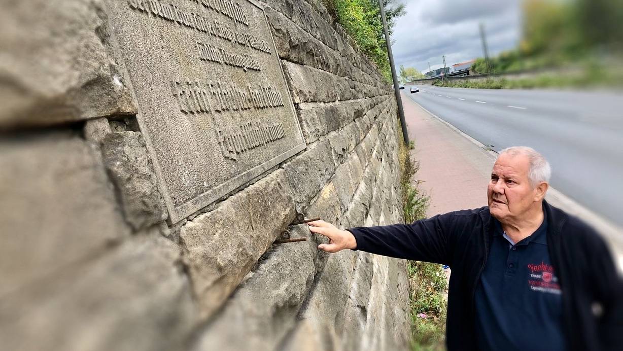 Die Plakette im Mauerwerk erinnert an das tragische Sprengunglück vom 17. Oktober 1959, das Friedhelm Korte nur durch Zufall überlebte. | © Thomas Lieske