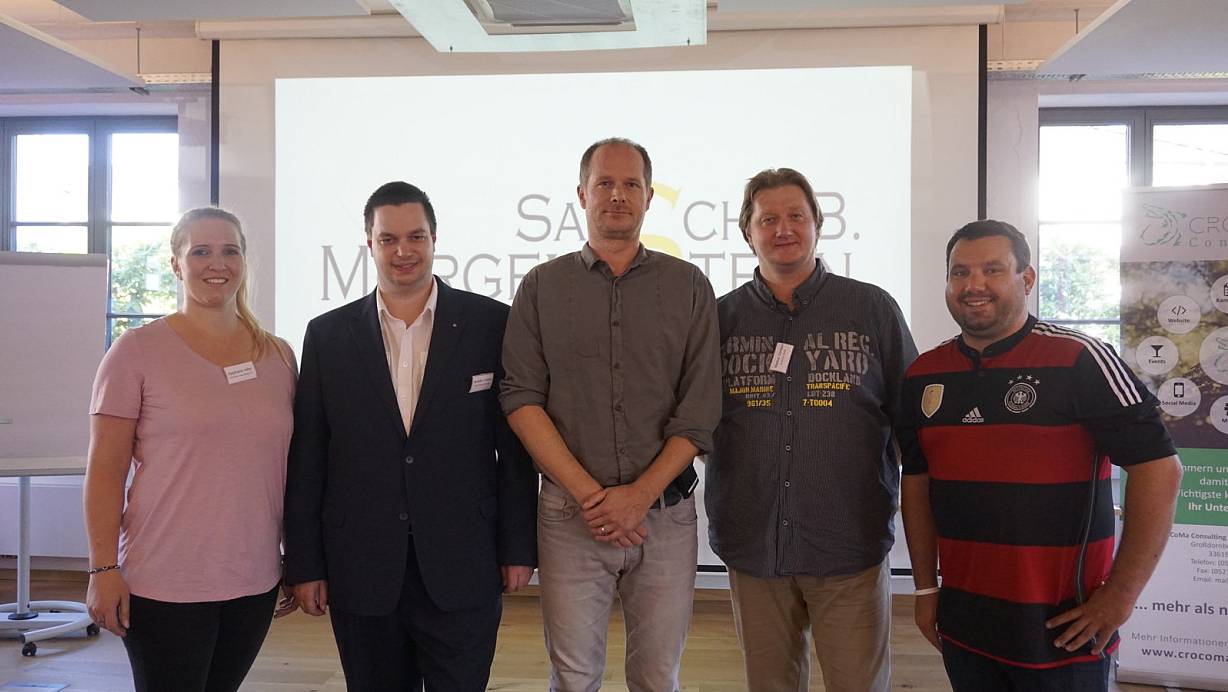 Vortrag zum Mitmachen: Referent Sascha Morgenstern (3.v.l.) mit Stephanie Hiller (CroCoMa Consulting, v.l.), Benedikt Gellrich (von Schönwald Unternehmensberatung), Markus Gehlken (SCHAKI e.V.) und Sebastian Kühnemund (sebkue Verkaufsförderung). | © Jeannine Gehle