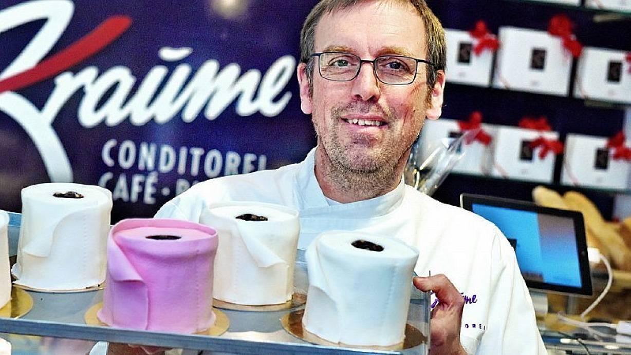 Jörg Kraume hat sich in ernsten Zeiten etwas „ziemlich Beklopptes" einfallen lassen: Toilettenpapier-Kuchen in den Geschmacksrichtungen Passionsfrucht und Nuss. | © Barbara Franke