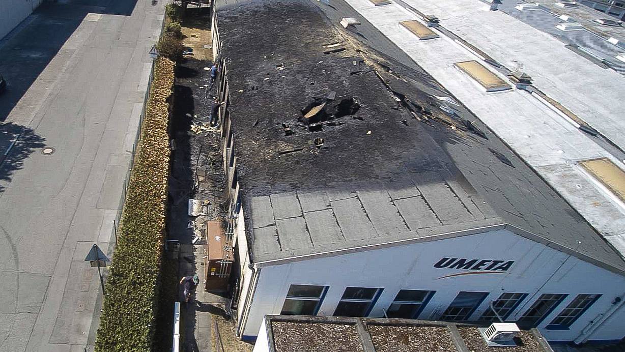 Von einer Drohne aus fotografiert: Die Schäden an der Produktionshalle sind gewaltig. | © Christian Mathiesen