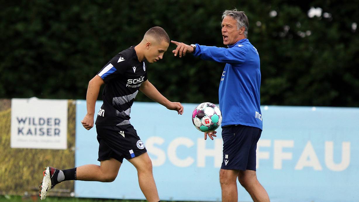 Arminia-Trainer Uwe Neuhaus (rechts, mit Vladislav Cherny) verfeinert in Scheffau die neue, defensivere Grundausrichtung. | © Oliver Krato