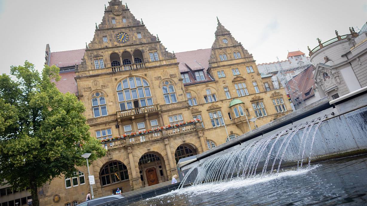 Auch die Städte und Gemeinden in OWL, hier zu sehen das Rathaus in Bielefeld, kämpfen zunehmend mit finanziellen Schwierigkeiten. | © Mike-Dennis Müller