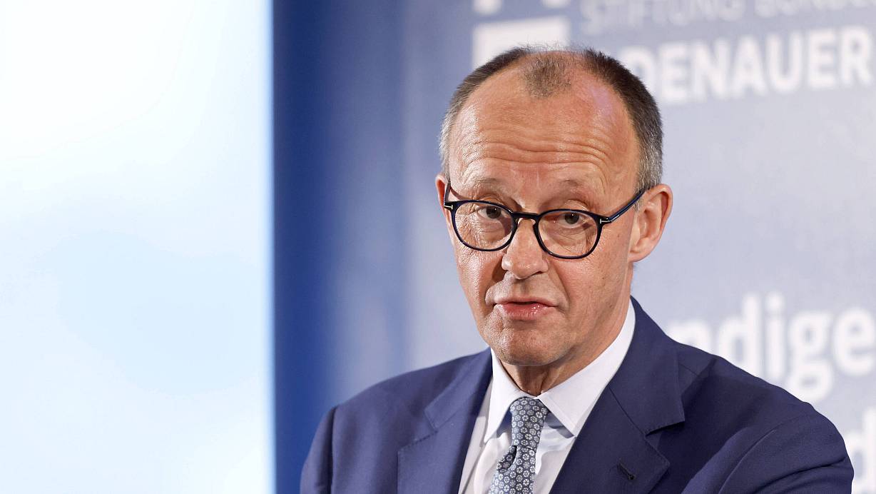 Friedrich Merz, Vorsitzender der CDU und Unions-Kanzlerkandidat hält nichts von der Möglichkeit einer generellen doppelten Staatsbürgerschaft. | © IMAGO/Panama Pictures
