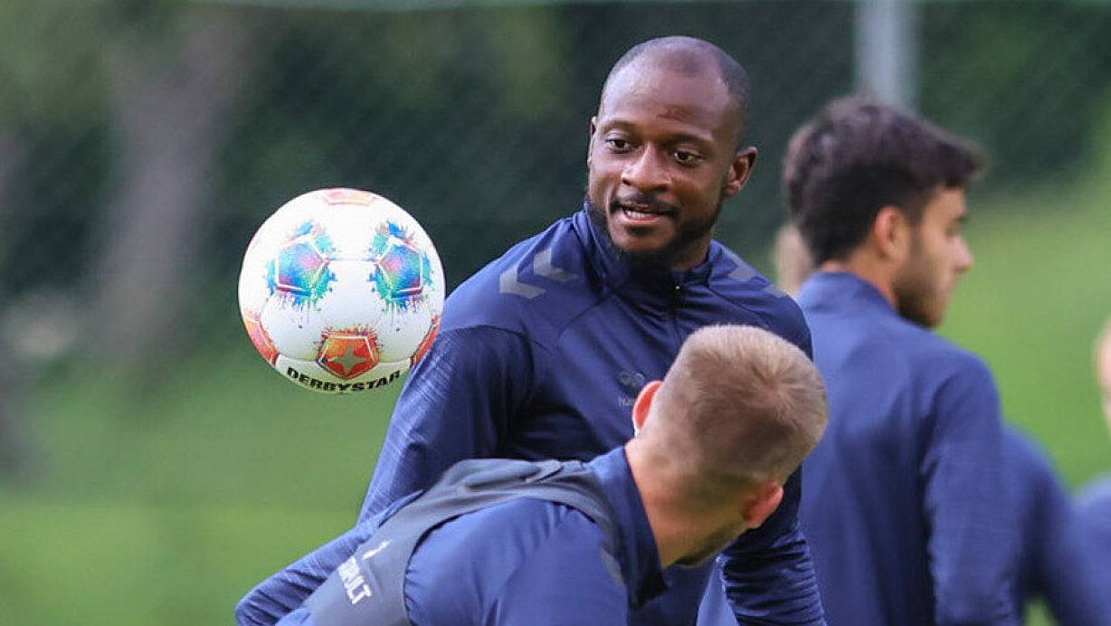 David Kinsombi beim Training des SC Paderborn: Nach seiner langen Verletzungspause ist er wieder voller Einsatzbereitschaft auf dem Platz anzutreffen. | © Oliver Krato