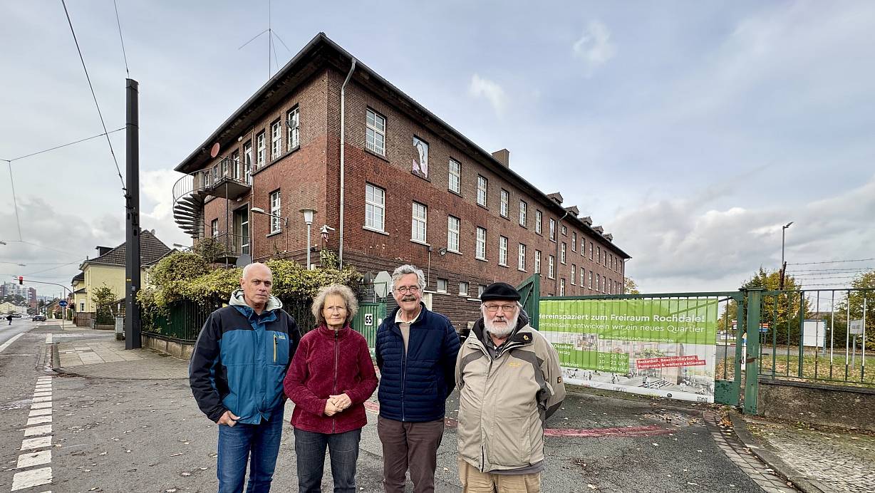 Michael Jürgens (v.l.), Carola Poly, Heinrich Voß und Andreas Bock von der Nachbarschaftsinitiative der Rochdale-Kaserne (hinten) sind enttäuscht und doch zuversichtlich. Sie sehen Bielefeld als Sonderfall. | © Peter Unger