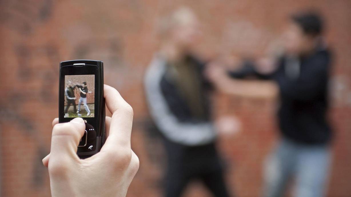 Zwei Jungen prügeln sich auf dem Schulhof. Körperverletzungen sind meist der zweite Schritt nach Schwarzfahren, Diebstahl und Vandalismus. | © Symbolfoto: picture alliance