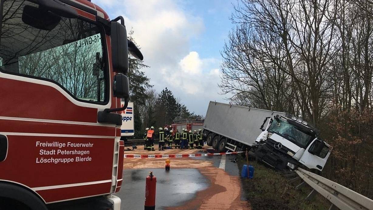 Der Lastwagen durchbrach die Leitplanke. | © Malina Reckord