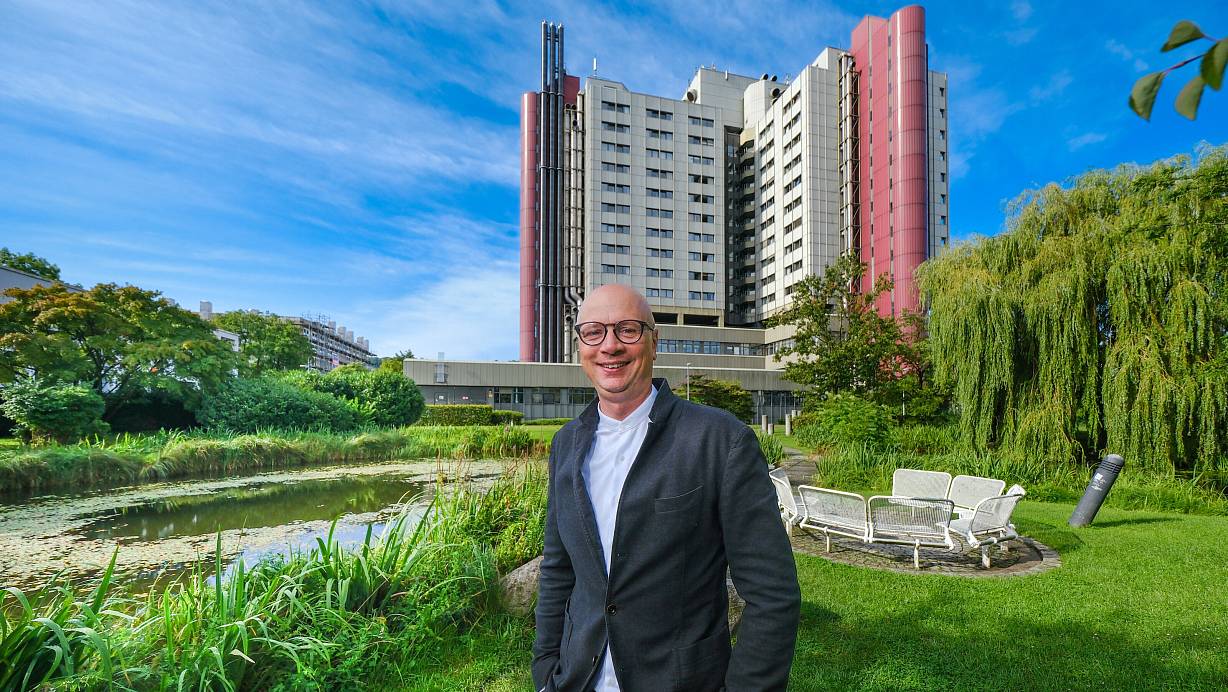 Maik Toremans ist der neue Direktor f&uuml;r Pflege- und klinisches Prozessmanagement im Klinikum Bielefeld. | &copy; Andreas Zobe