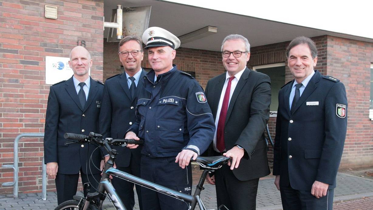 Mathias Schmidt (v. l., Leiter Direktion Gefahrenabwehr), Frank Meyer (Leiter Polizeiwache Lübbecke), Carsten Tappe (Bezirksbeamter Lübbecke-West), Ralf Niermann (Landrat) und Detlef Stüven (Polizeidirektor) Ende 2018 im Hof der Polizeiwache Lübbecke | © Frank Hartmann