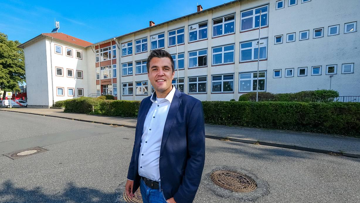 Seinen Kindern habe er "seine" Schule auch schon gezeigt, berichtet Pascal Pooch (36), neuer Leiter der Brocker Schule. Sie seien absolut begeistert gewesen. | © Andreas Zobe
