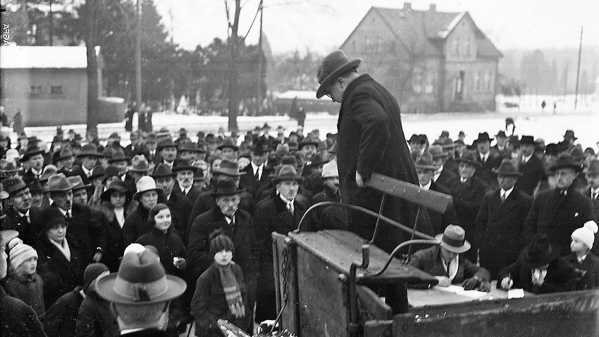 Wahlkampf 1933: Auf dem Oerlinghauser Marktplatz versammeln sich die Bürger vor den letzten freien Wahlen um einen SPD-Redner. Doch Ende Januar 1933 siegten in Deutschland die Nationalsozialisten. | © Repro: Horst Biere/Quelle: Arch. Freilichtmuseum