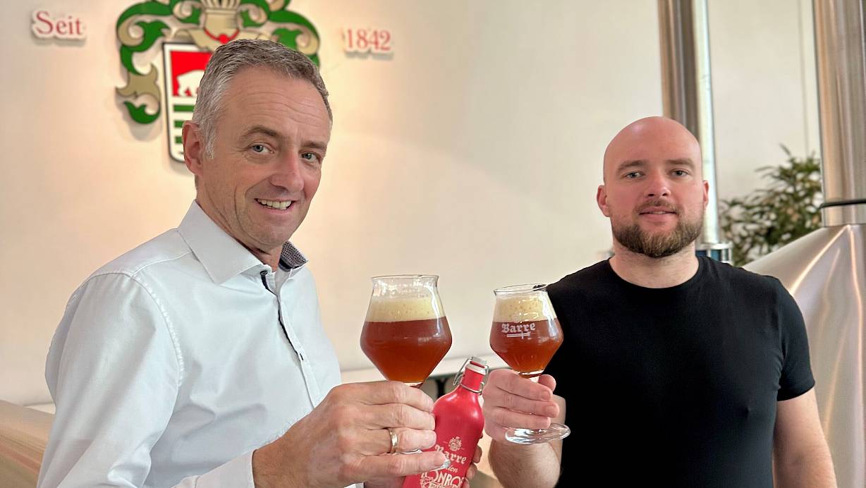 Im Sudhaus, dem Herzstück der Familienbrauerei, wird die neue Edition verkostet: Technischer Leiter und erster Braumeister Dirk Stapper (links) probiert gemeinsam mit seinem Kollegen, Braumeister und Biersommelier Arno Huismann (rechts), das finale Ergebnis der neuen Bierkreation, die die beiden gemeinsam mit ihrem Team entwickelt und gebraut haben.?Foto: Barre Privatbrauerei | © Barre Privatbrauerei
