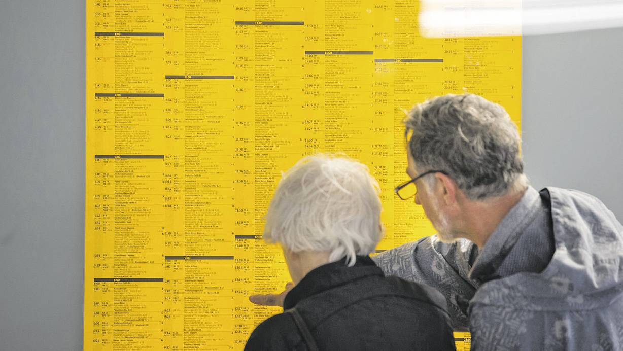 Der prüfende Blick auf den Fahrplan: Reisende im Nah- und Fernverkehr müssen sich in 2019 wegen Bauarbeiten auf so manche Ausfälle einstellen. | © dpa