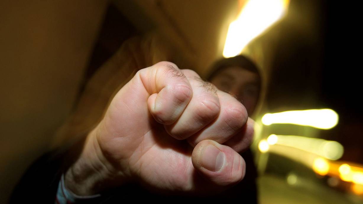 Der Mann wehrte sich bei der Festnahme gegen die Beamten. | © Karl-Josef Hildenbrand / picture-alliance/ dpa