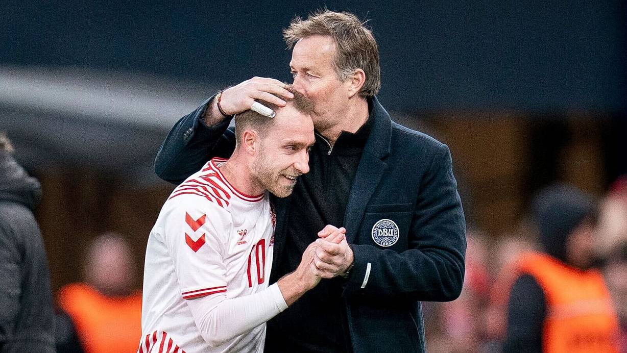 G&auml;nsehautmoment: D&auml;nemark-Coach Kasper Hjulman (r) und Christian Eriksen. | &copy; Liselotte Sabroe/Ritzau Scanpix/AP/dpa