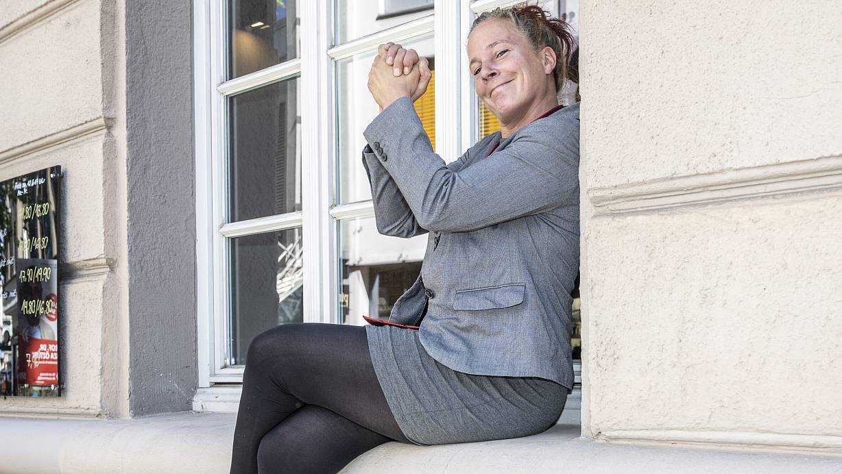 Lena Oberbäumer sitzt auf einem Fenstersims des Gebäudes einer Parteizentrale an der Bielefelder Arndtstraße und ist stolz: "Haben Sie gesehen, wie ich da selber hochgekommen bin?" | © Jörg Dieckmann