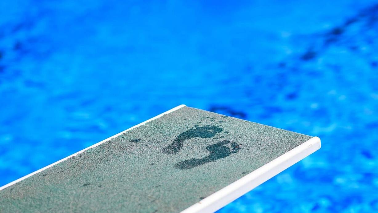Je nach Region dauert der Weg ins nächste Freibad deutlich länger. (Symbolbild) | © Julian Stratenschulte/dpa